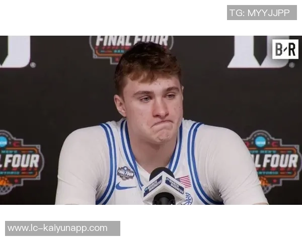 塔图姆赛后与杜克学弟弗拉格亲切交流后者表现惊艳砍下36分9篮板6助攻 塔图姆赛后与杜克学弟弗拉格亲切交流后者表现惊艳砍下36分9篮板6助攻