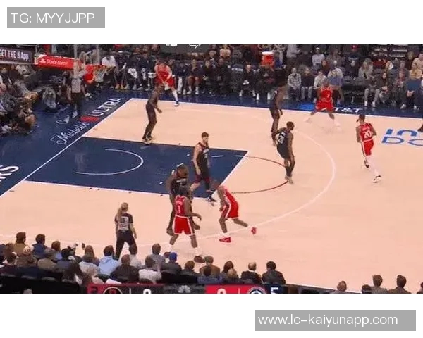 伦纳德精彩变向晃倒伊森强攻内线造成对手犯规引发全场欢呼